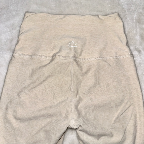 Beyond Yoga Cream Buttery Soft Biker Short Size Small - Picture 7 of 8